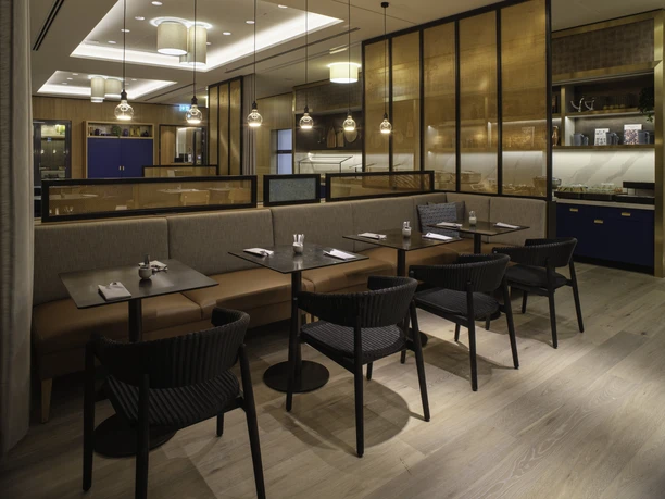 AD-10 Adina Apartment Hotel Cologne Bar und Frühstücksbereich des Adina Apartment Hotel Cologne mit gemütlichem Ambiente und stilvollen Holzmöbeln