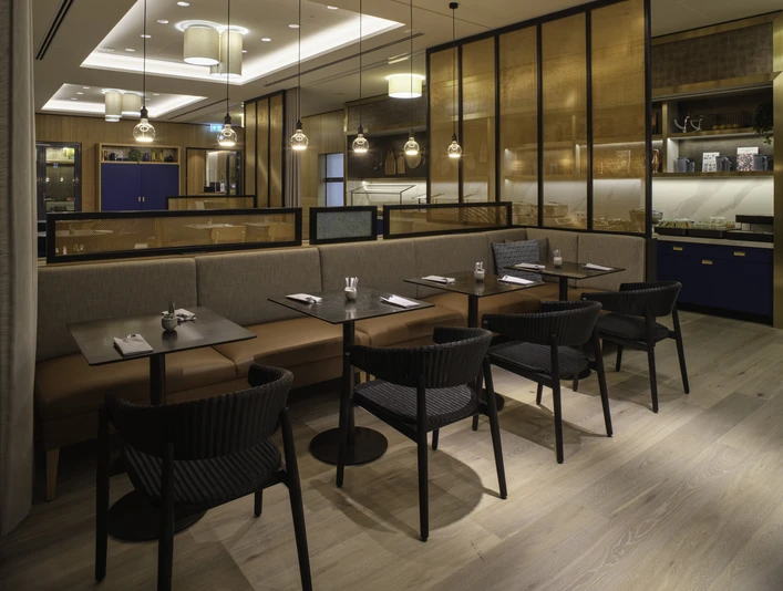 AD-10 Adina Apartment Hotel Cologne Bar und Frühstücksbereich des Adina Apartment Hotel Cologne mit gemütlichem Ambiente und stilvollen HolzmöbelnBar and breakfast area of the Adina Apartment Hotel Cologne with a cozy ambience and stylish wooden furniture