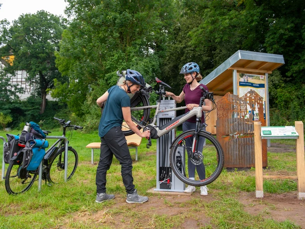 rastplatz_tonenburg_Henning_Orendt (10).jpg Zwei Frauen an kleiner Servicestation zum Selberreparieren für Fahrräder