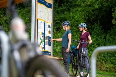 rastplatz_tonenburg_Henning_Orendt (18).jpg Zwei Frauen mit Fahrrädern vor Infotafel