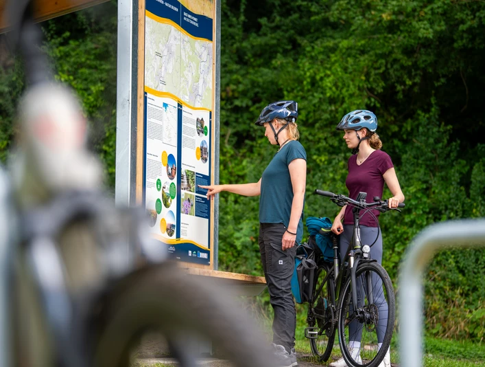 rastplatz_tonenburg_Henning_Orendt (18).jpg Zwei Frauen mit Fahrrädern vor Infotafel