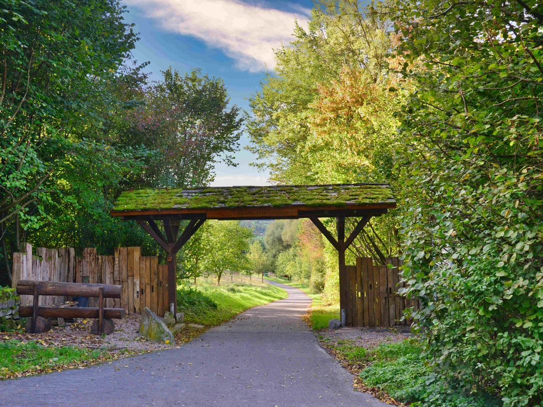 Landwehrtor Lütmarsen.jpg Landwehrtor aus Holz mit Bewuchs rechts und links des Weges