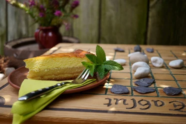 cafe spielerey spielmannshof seitenroda copyright spielerspelunke.jpg spieltisch mit kuchen zum cafe spielerey auf dem spielmannshof seitenroda