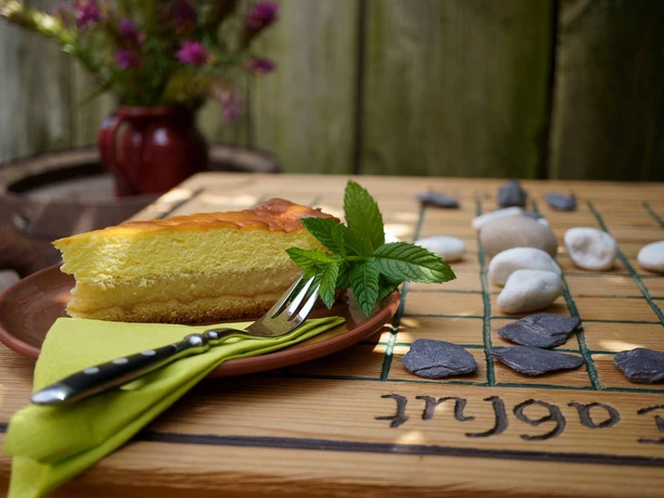 cafe spielerey spielmannshof seitenroda copyright spielerspelunke.jpg spieltisch mit kuchen zum cafe spielerey auf dem spielmannshof seitenroda