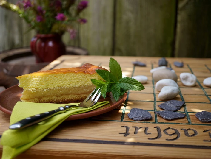 cafe spielerey spielmannshof seitenroda copyright spielerspelunke.jpg spieltisch mit kuchen zum cafe spielerey auf dem spielmannshof seitenroda