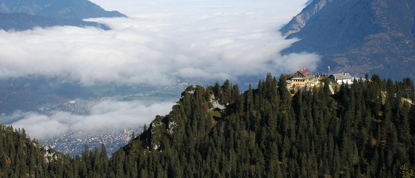 Kreuzeck mit Kreuzeckhaus über Garmisch-Partenkirchen Bergpanorama mit Waldhängen, Wolkenmeer und dem Kreuzeckhaus auf einem Höhenrücken