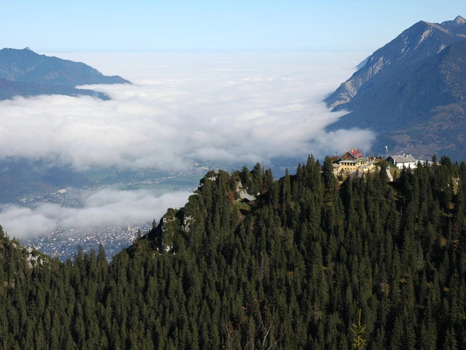 Kreuzeck mit Kreuzeckhaus über Garmisch-Partenkirchen