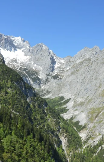 Blick vom Höllental bis hinauf auf die Zugspitze - und mittendrin die Höllentalangerhütte