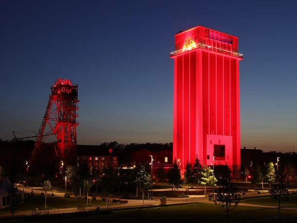 Illuminierter Förderturm zum Zechenparkleuchten