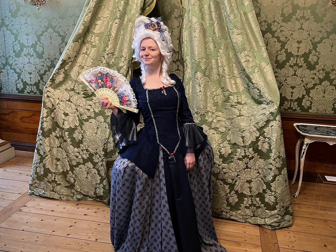 internationaler Frauentag Museumspädagogin Michelle Grimke im Anna Amalia-Zimmer im Schloss