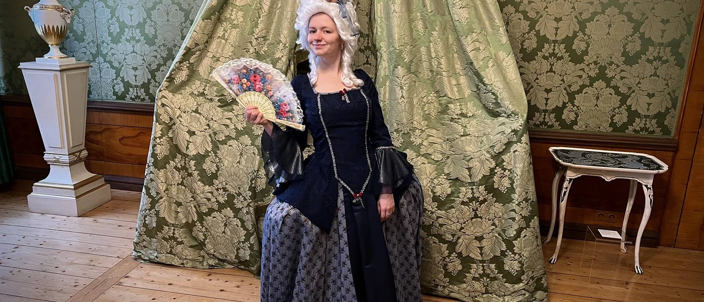 internationaler Frauentag Museumspädagogin Michelle Grimke im Anna Amalia-Zimmer im Schloss