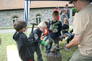 Kinderschmieden Luisenhütte Sensen.jpg