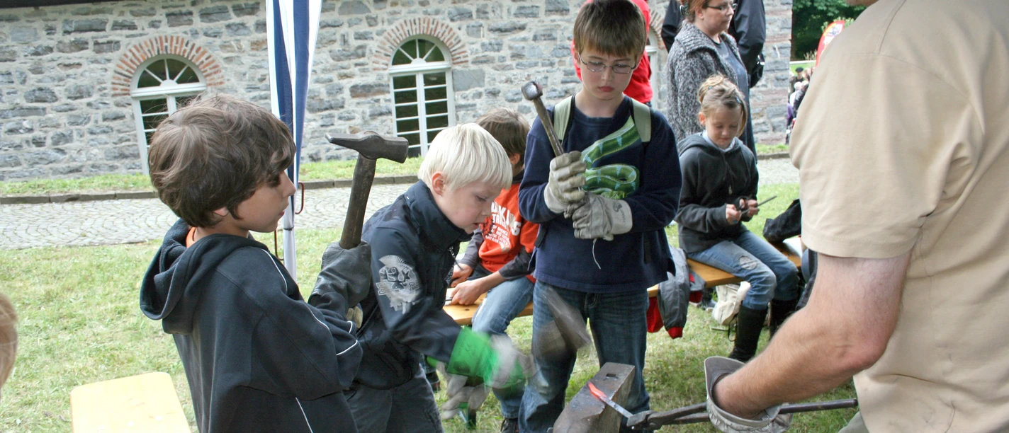 Kinderschmieden Luisenhütte Sensen.jpg