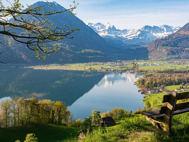 Blick über Sarnersee Richtung Giswil und Berner Alpen