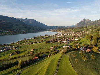 Blick oberhalb von Sachseln über Sarnersee Richtung Sarnen mit Pilatus und Stanserhorn im Hintergrund