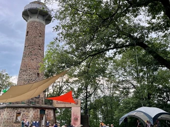 Besucher des Heimatturms Abgebildet ist der Heimatturm in Colditz sowie die Besucher, um eine kleine Rast zu machen und die idyllische Umgebung zu genießen.