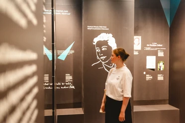 Visiteurs de l'exposition au château de Hartenfels On y voit une visiteuse de l'exposition "Lieu de mémoire" Torgau