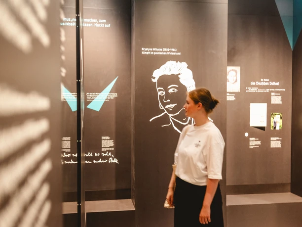 Visiteurs de l'exposition au château de Hartenfels On y voit une visiteuse de l'exposition "Lieu de mémoire" Torgau