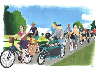 ADFC Radtour Eine Gruppe Radfahrer genießt eine Tour auf einem sonnigen Radweg, verschiedene Altersgruppen mit Fahrrädern.