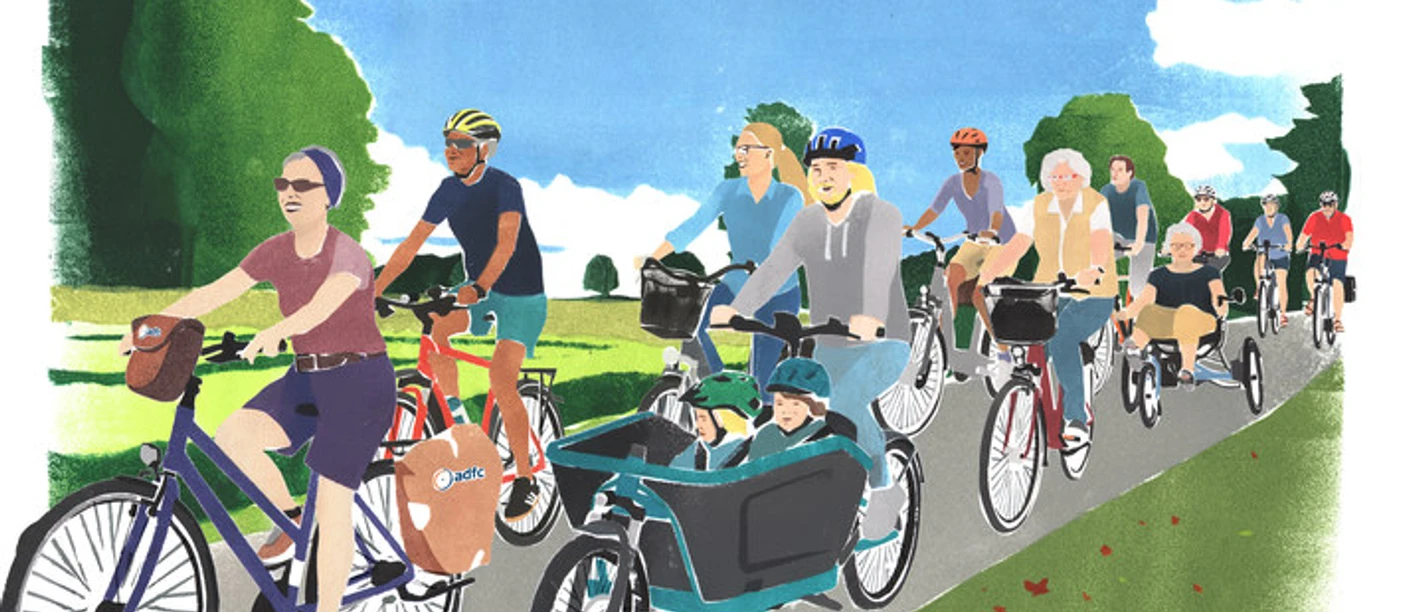 ADFC Radtour Eine Gruppe Radfahrer genießt eine Tour auf einem sonnigen Radweg, verschiedene Altersgruppen mit Fahrrädern.