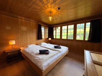 Master bedroom Doppeltbett mit weisser Bettwäsche in holzgetäfeltem ZimmerDouble bed with white bed linen in wood-paneled roomLit double avec draps blancs dans une chambre avec boiseries