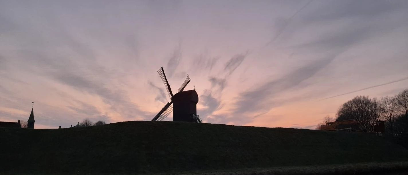 006.jpg Sonnenuntergang, Mühle, Hügel