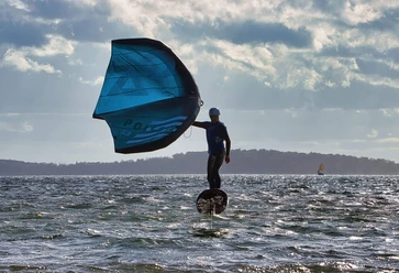 Wingfoiling-auf-dem-Meer.jpg