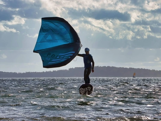 Wingfoiling-auf-dem-Meer.jpg