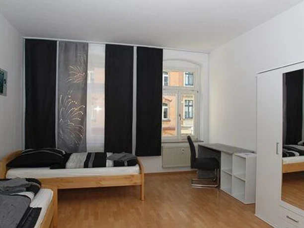 Schlafzimmer 1