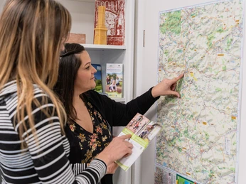 Besucher der Tourist-Information Rochlitz