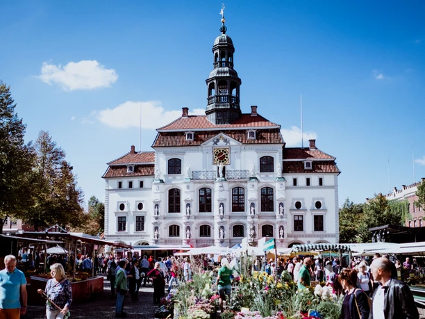 Rathaus-Lueneburg.jpg Wochenmarkt in Lüneburg mit Rathaus im Hintergrund