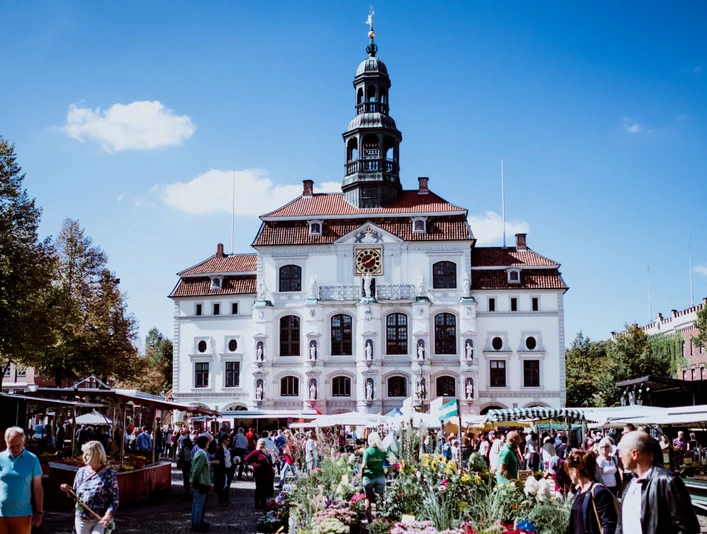 Rathaus-Lueneburg.jpg Wochenmarkt in Lüneburg mit Rathaus im Hintergrund