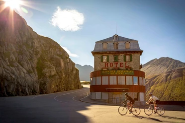 Radfahrer vor dem Hôtel Belvédère, Furka Pass