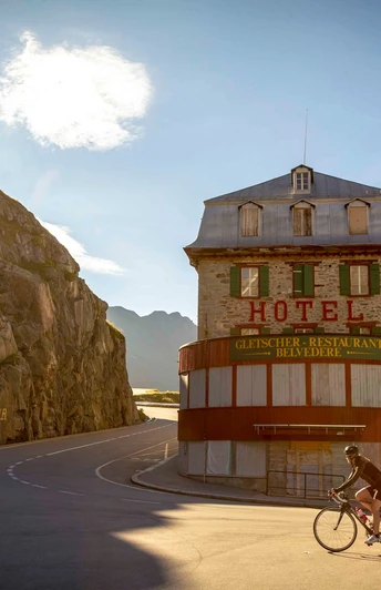Radfahrer vor dem Hôtel Belvédère, Furka Pass
