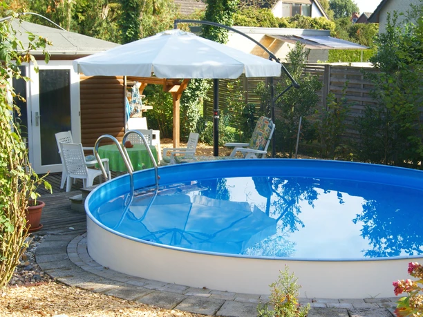 Zwembad in de tuin van vakantiehuis Vorwerk