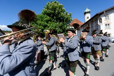 Kleiner Festzug zum Waldfest in Eschenlohe