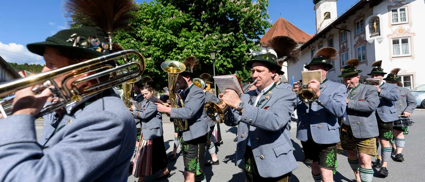 Kleiner Festzug zum Waldfest in Eschenlohe