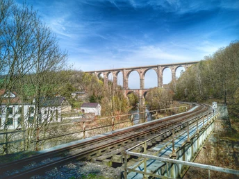 Göhrener Viadukt, rechts die stillgelegte Muldentalbahn