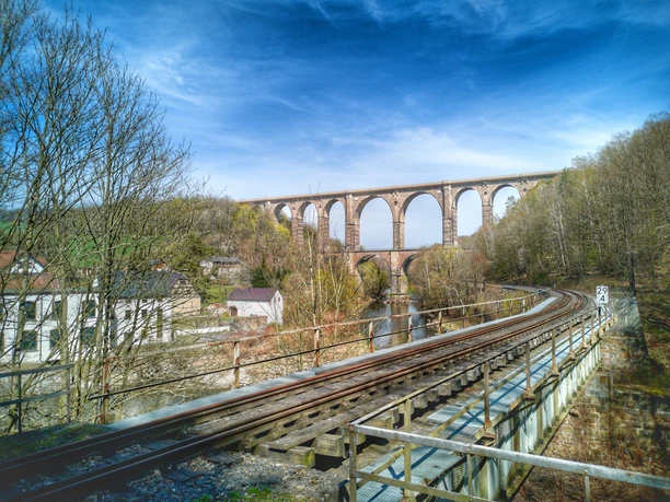 Göhrener Viadukt, rechts die stillgelegte Muldentalbahn