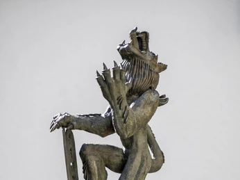 Löwenbrunnen Eine Kupferstatue eines aufrecht stehenden Löwen mit Schild und Schwert, detailreich und imposant.A copper statue of an upright lion with shield and sword, rich in detail and imposing.