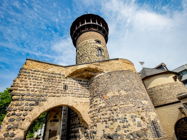 Eventlocation_Ulrepforte_Außenansicht_1.jpg Außenansicht der Ulrepforte: Wachturm der Stadtmauer Köln