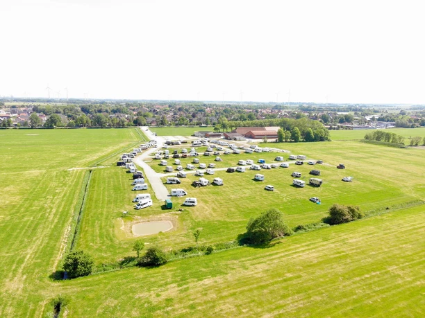 Luftansicht des Campingplatzes mit Blick Richtung des Dorfes