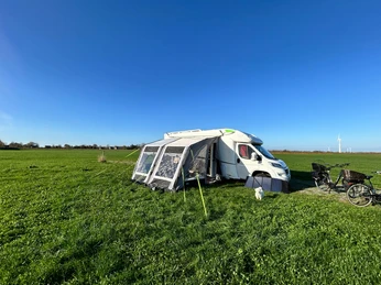 Unnummerierte Stellplätze - Stehen auf freier Wiese