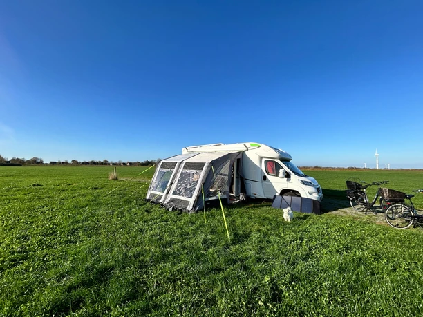 Unnummerierte Stellplätze - Stehen auf freier Wiese