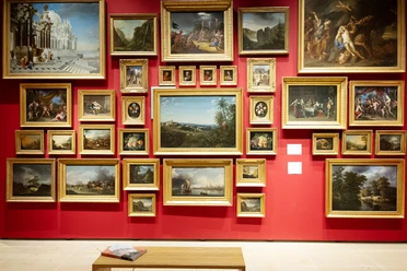 Historisches Museum Gemäldegalerie mit barocken Bildern an roter Wand