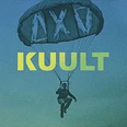 Ein Fallschirmspringer schwebt vor einem blauen Himmel, das Wort "KUULT" ist in Gelb dargestellt.