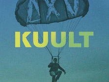 Ein Fallschirmspringer schwebt vor einem blauen Himmel, das Wort "KUULT" ist in Gelb dargestellt.