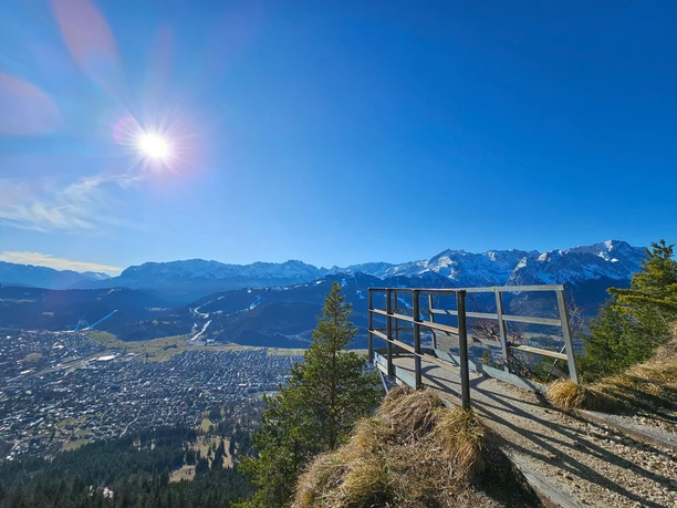 Aussichtspunkt an der Felsenkanzel Aussichtsplattform mit Geländer über einem Tal vor schneebedeckten Bergen bei Sonne