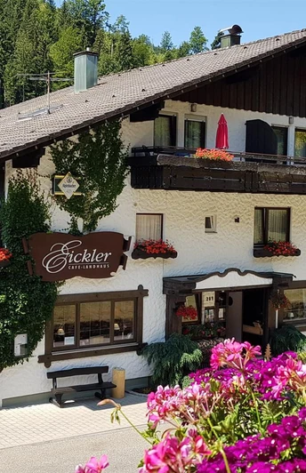 Landhaus Eickler Hausansicht Blumen