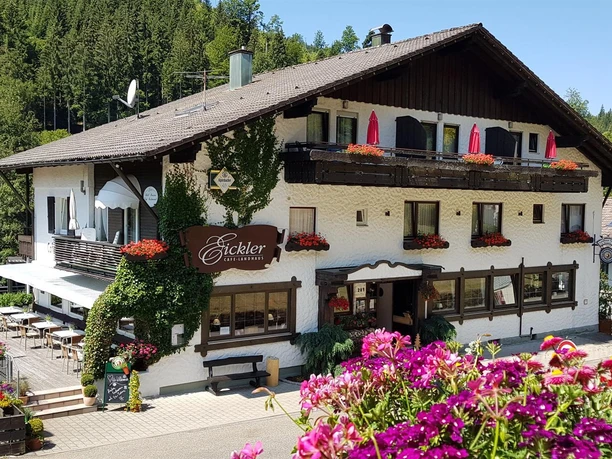 Landhaus Eickler Hausansicht Blumen